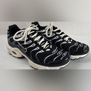 Nike Airmax’s 5.5y Black and White Athletic Shoes